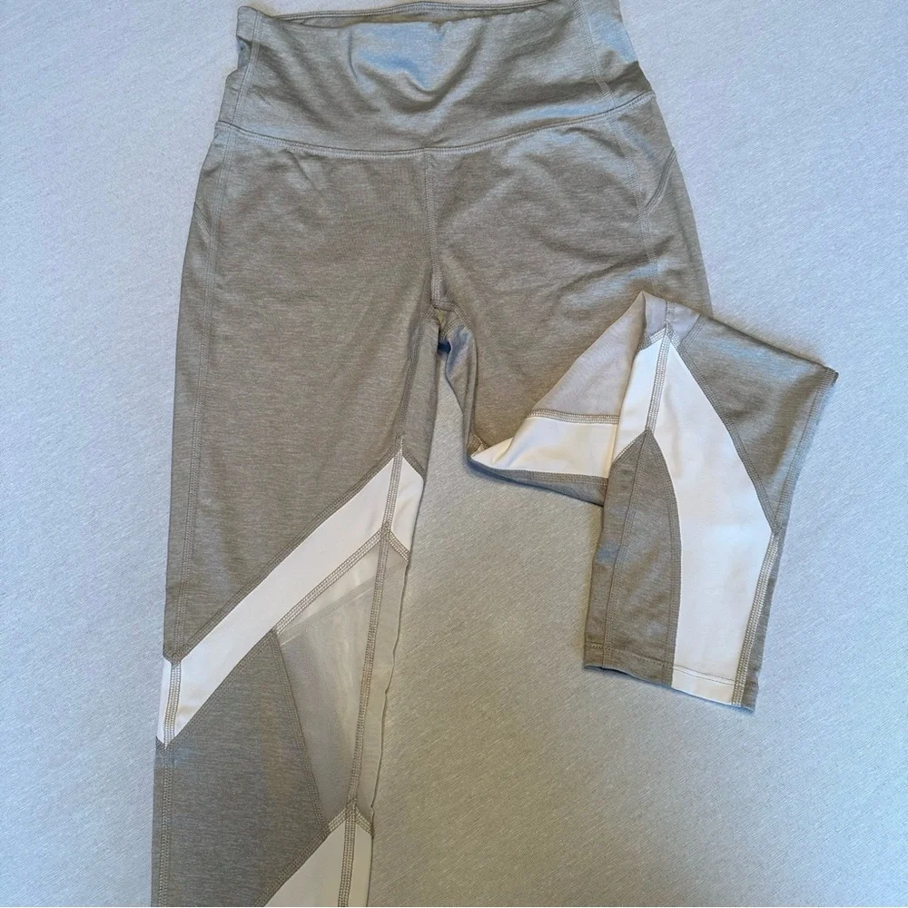 💚 NWOT XERSION LEGGINGS GRAY & WHITE With Mesh Breathable Knee 🔥 🔥 Worn once - Picture 1 of 5